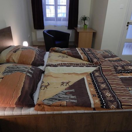 Апартаменты Csillagvirag Apartman Мошонмадьяровар Экстерьер фото