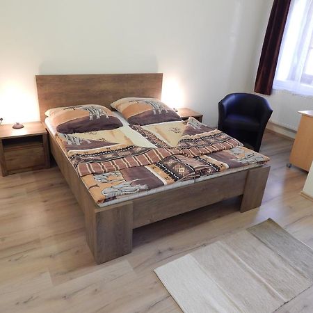 Апартаменты Csillagvirag Apartman Мошонмадьяровар Экстерьер фото