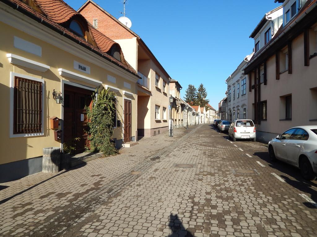 Апартаменты Csillagvirag Apartman Мошонмадьяровар Экстерьер фото